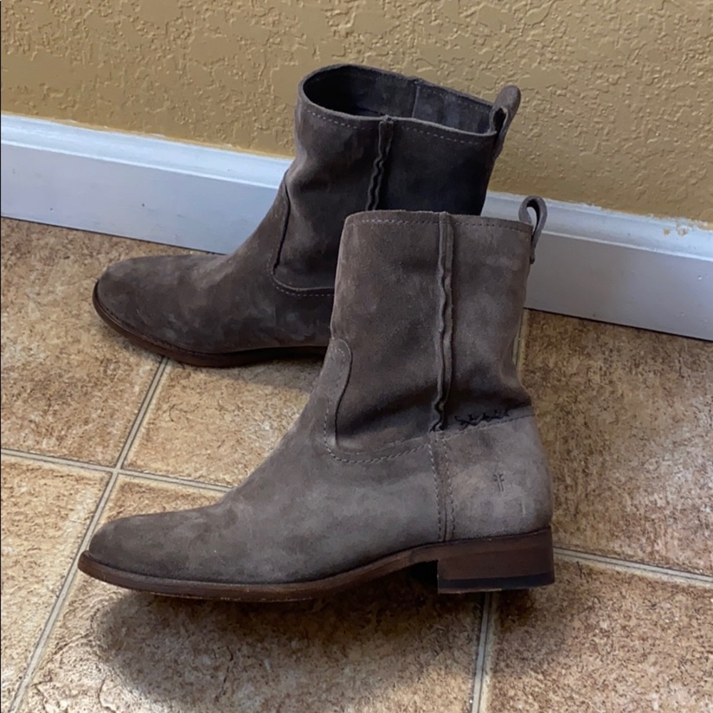 Frye cowboy boots in excellent condition